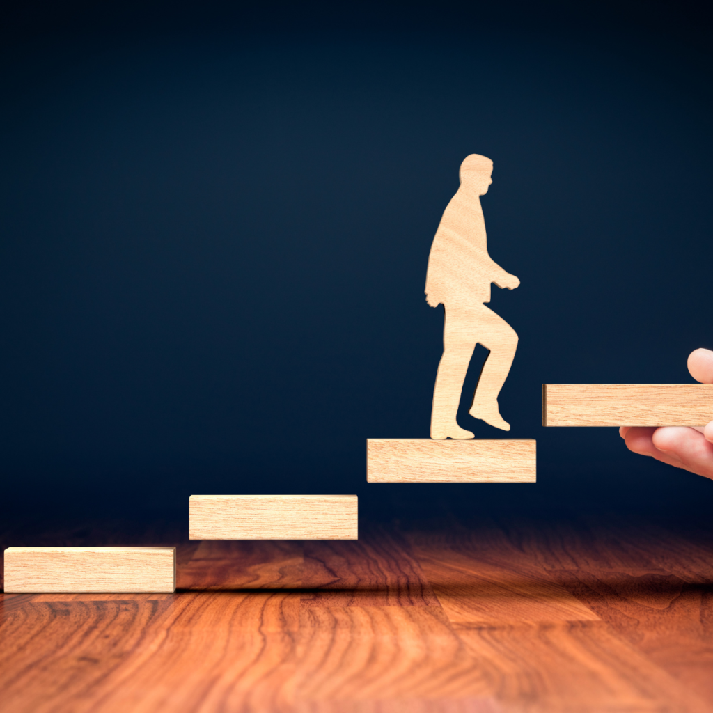 un bonhomme qui monte des marches, motivation, discipline