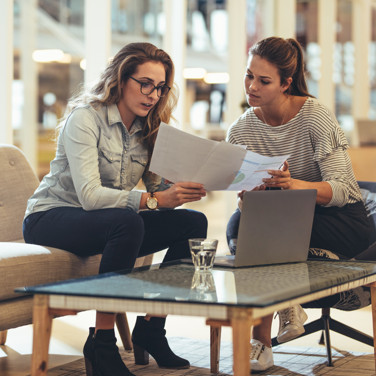 discussion entre deux femmes